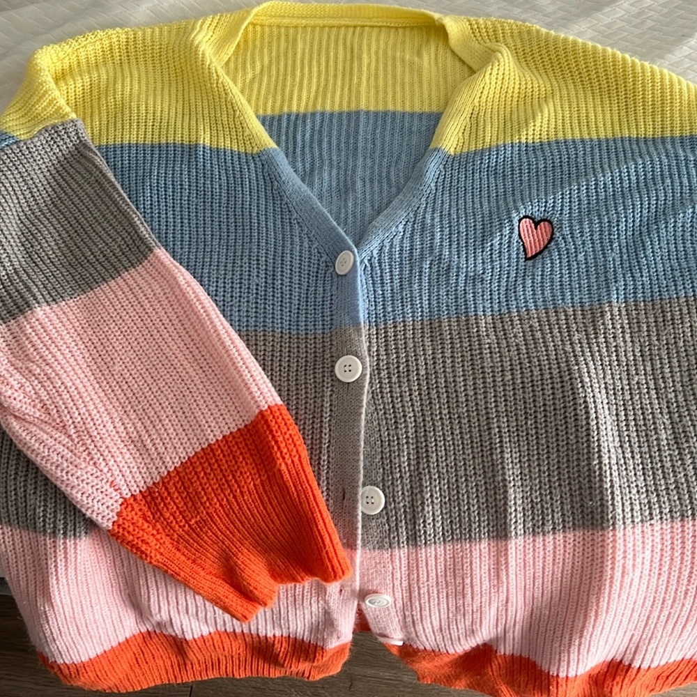 Multicolor sweater with small embroidered heart